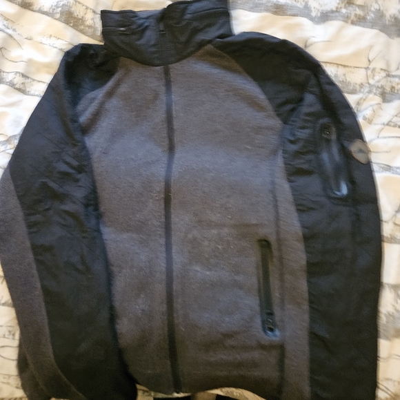 Burton zip up sweater Large but feels a bit smaller more like a medium - Picture 8 of 16